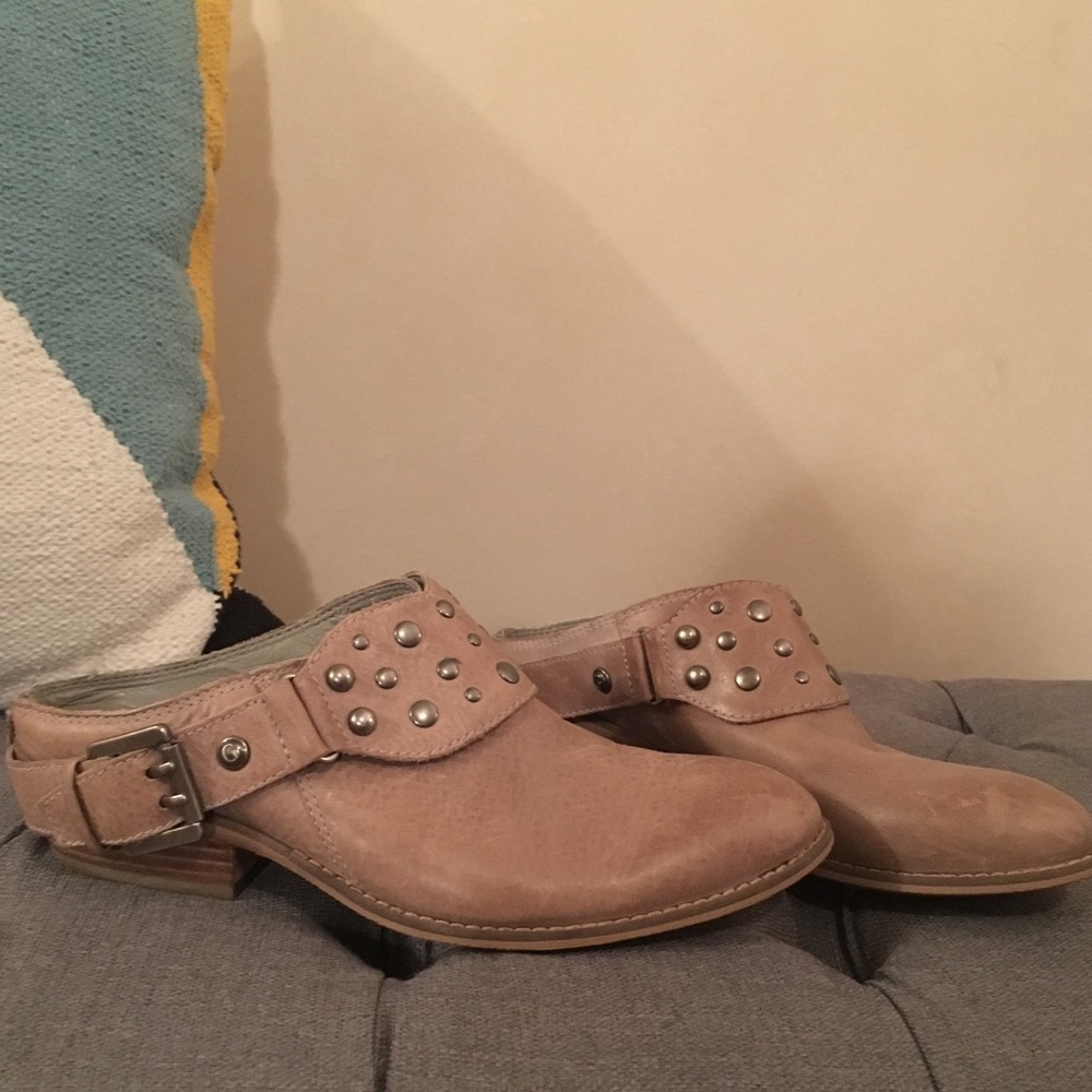 Guess clogs